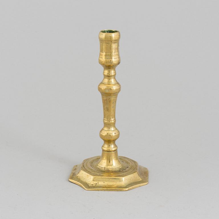 AN 18TH CENTURY CANDLSTICK.