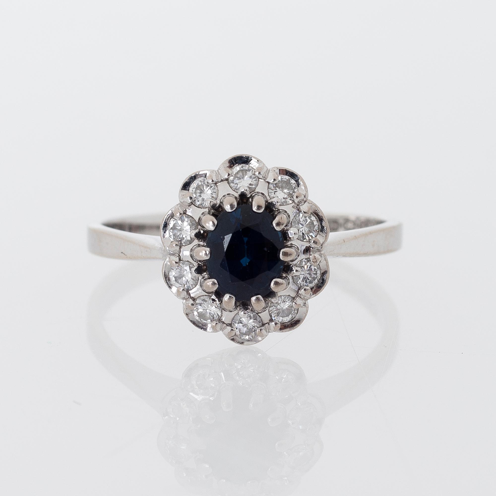 A RING, facetted sapphires, brilliant cut diamonds, 18K white gold. Bismarck-Koru, Helsinki 1985.