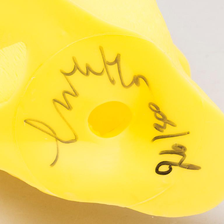 WILLIAM SWEETLOVE, skulptur, plast, signerad och numrerad 26/300.
"Small cloned Penguin with water bottle".