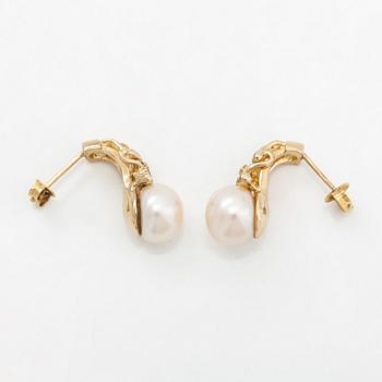 A pair of 14K gold earrings with cultured pearls and diamonds  approx. 0.22 ct in total.
