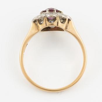 Ring, 18K gold with ruby and brilliant-cut diamonds.