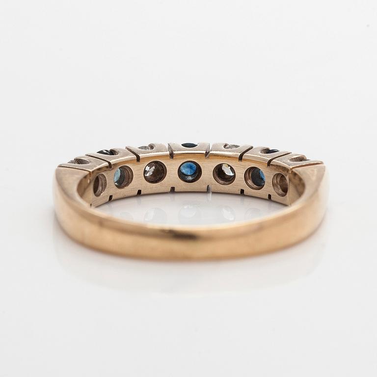 Ring, 14K vitguld med briljantslipade diamanter och safirer.