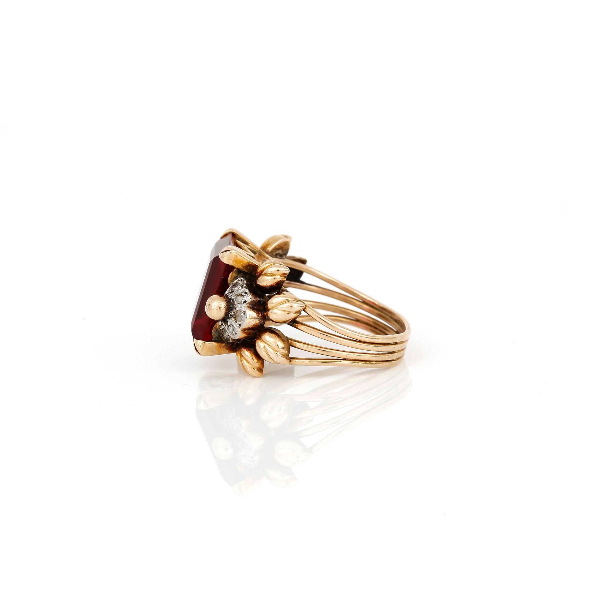 RING, 18K guld med trappslipad syntetisk rubin, tot ca 7,78 ct och små diamanter, 1900-tales mitt. Total vikt ca 6,11 g.