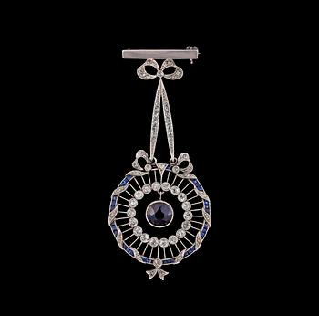 1175. HÄNGSMYCKE/BROSCH, antik- och rosenslipade diamanter, tot. ca 1 ct med blå safirer. Ca 1905.
