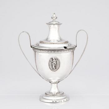 Johan Schvart, sockerskål med lock, silver, Karlskrona 1791. Strösked, silver. Gustaf Möllenborg, Stockholm 1892.