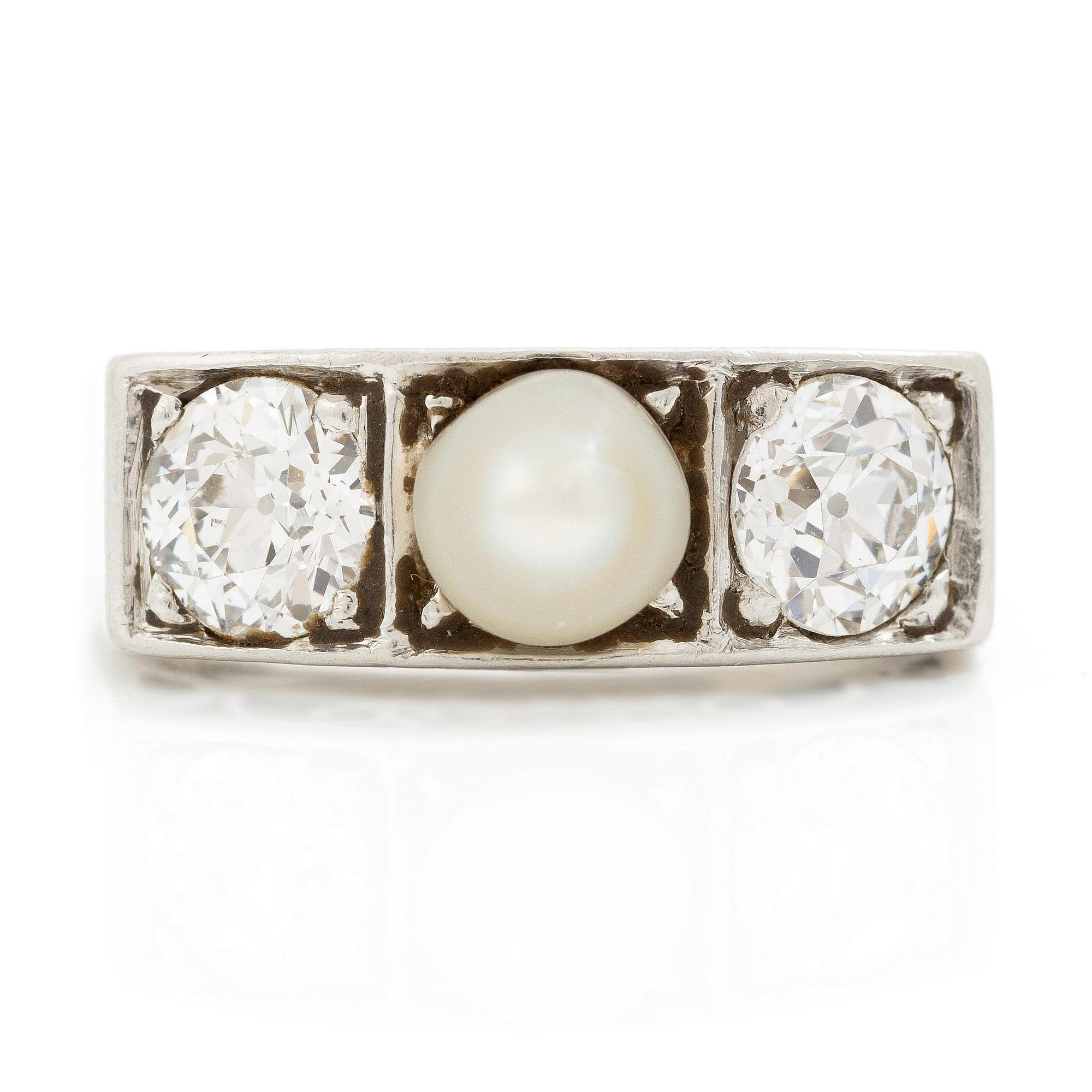 Ring 18K vitguld med en odlad pärla och gammalslipade diamanter.