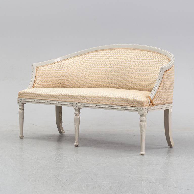 Salongsmöbel, två fåtöljer samt soffa, gustaviansk stil, 1900-talets början.