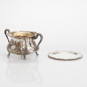 Kaffeservis, 3 delar, silver, Auran Kultaseppä, Åbo 1944 och 1950. Silverfatet från Kultakeskus, Tavastehus 1955.