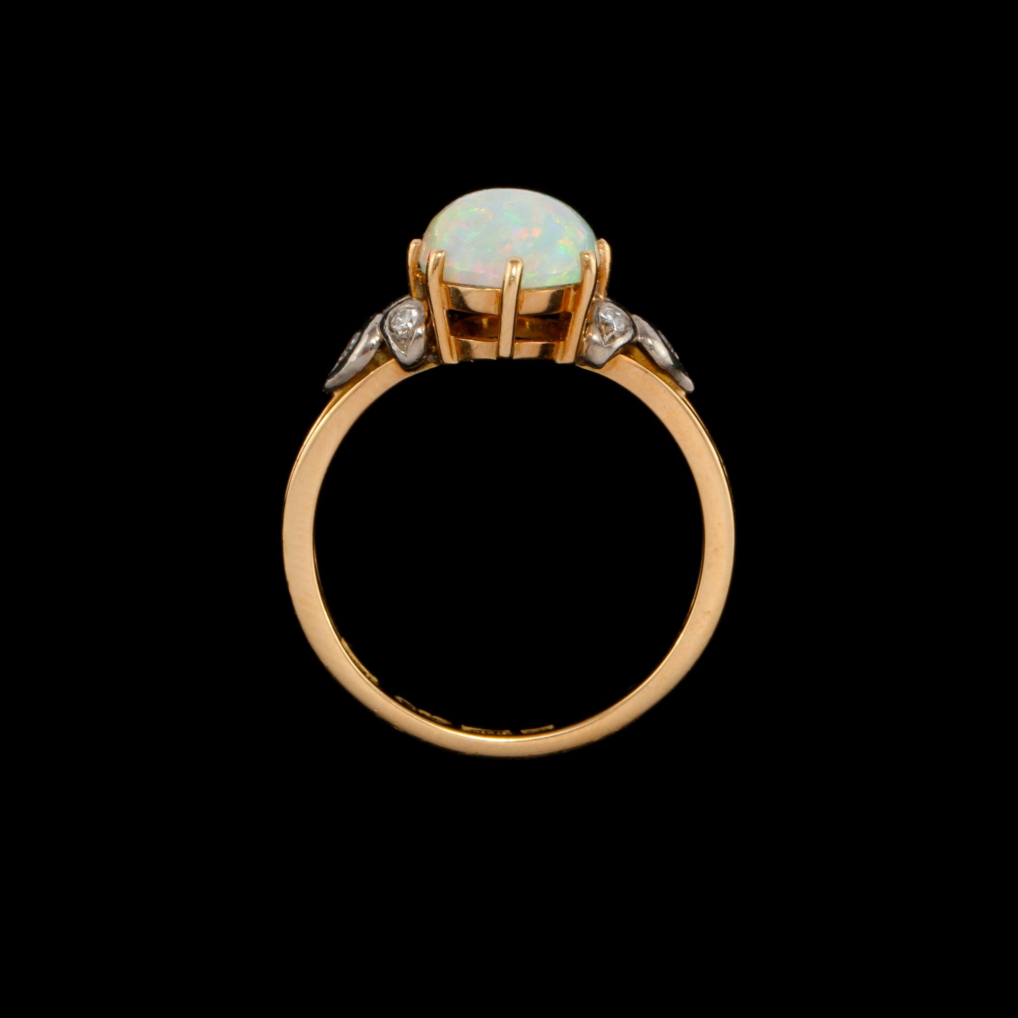 RING, 18k guld, cabochonslipad genuin opal och 6 åttkantslipade diamanter, Hallbergs, Stockholm, 1959. Vikt 4 g.