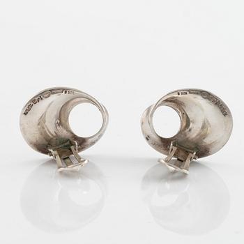 Vivianna Torun Bülow-Hübe,  ett par örhängen och brosch "Möbius", silver, Georg Jensen.