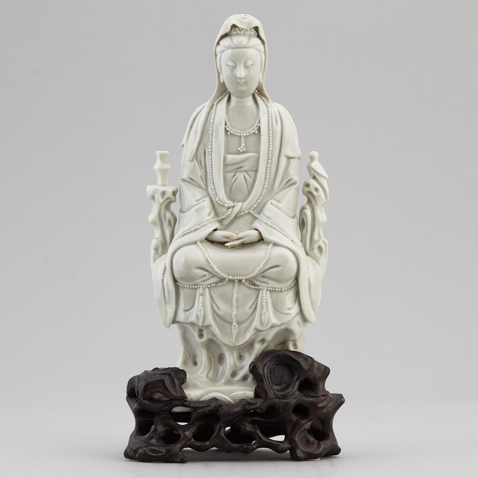 A blanc de chine figurine of a Guanyin, Qing dynasty, 19th century.