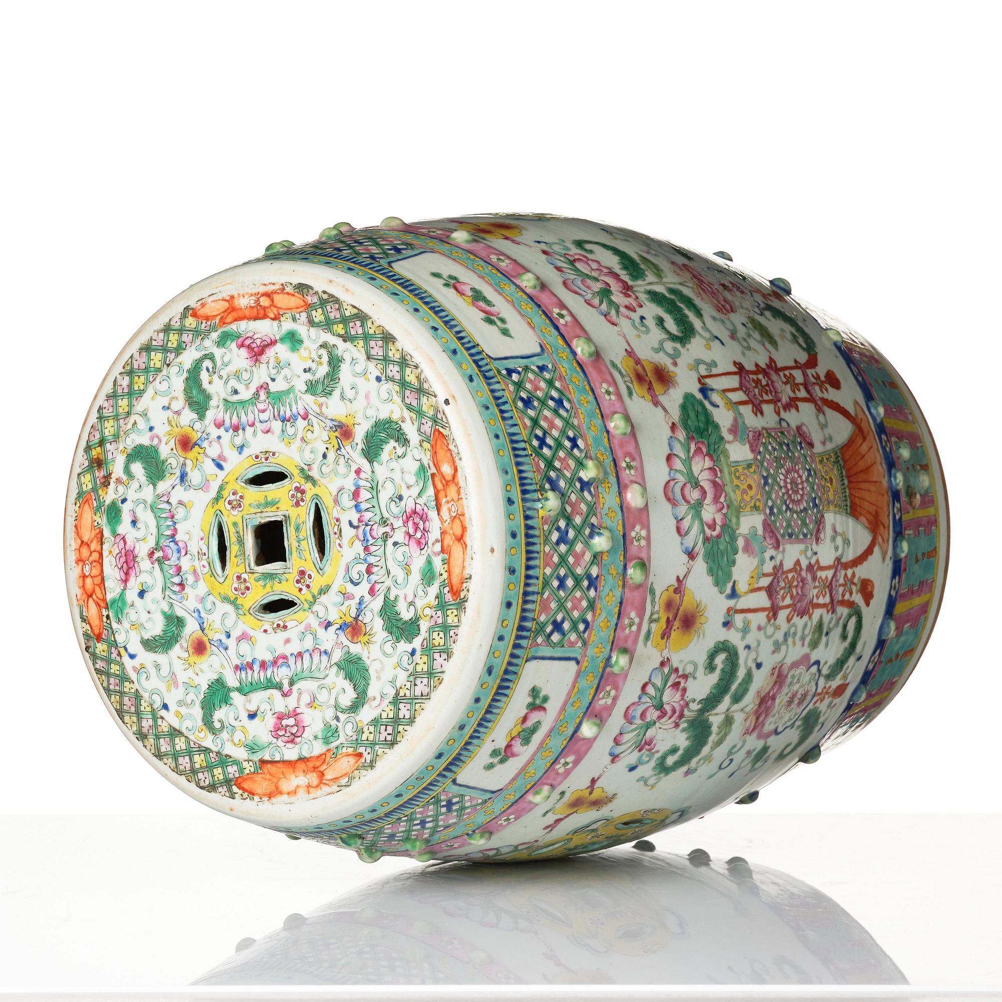 A famille rose garden seat, Qing dynasty, 19th century.