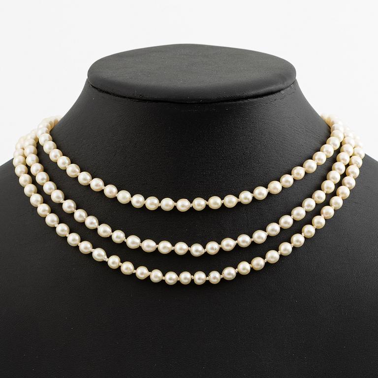 Necklace of cultured pearls, clasped in 18K gold with round brilliant-cut and eight-cut diamonds.