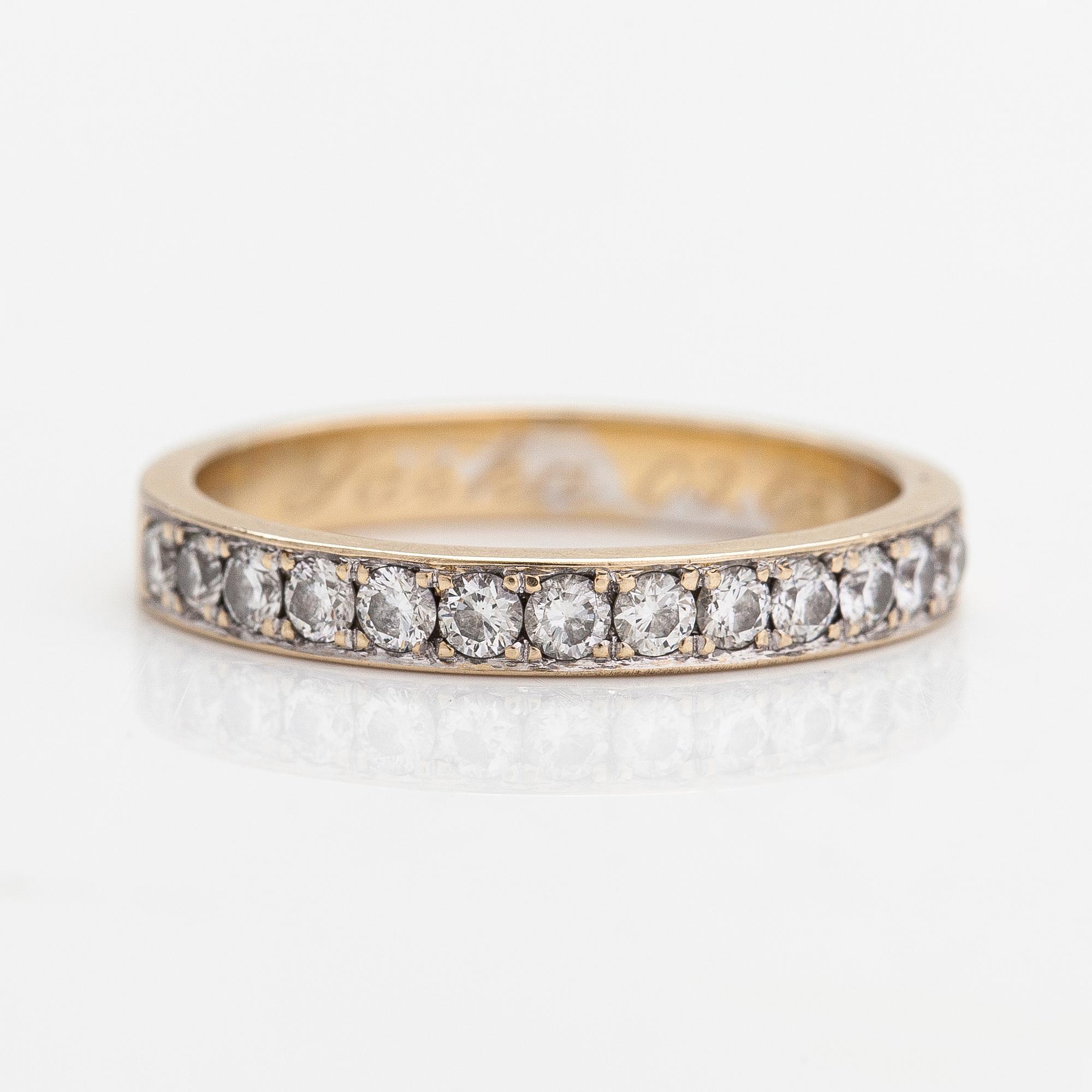 An 18K gold ring with diamonds ca. 0.39 ct in total.