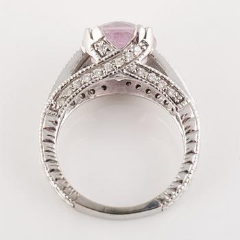 RING, 14K vitguld med b6 riljantslipade diamanter samt ovalsslipad kunzit. Vikt 9,1 gram.