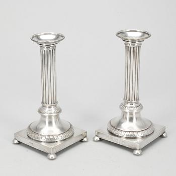 LJUSSTAKAR, ett par, nysilver, gustaviansk stil, 1900-tal.
