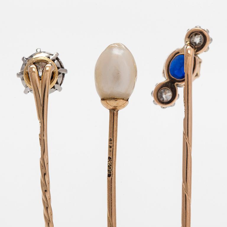 Broschnålar, tre stycken, 14-18K guld med safir, diamanter och pärla. Ryssland 1898-1908.