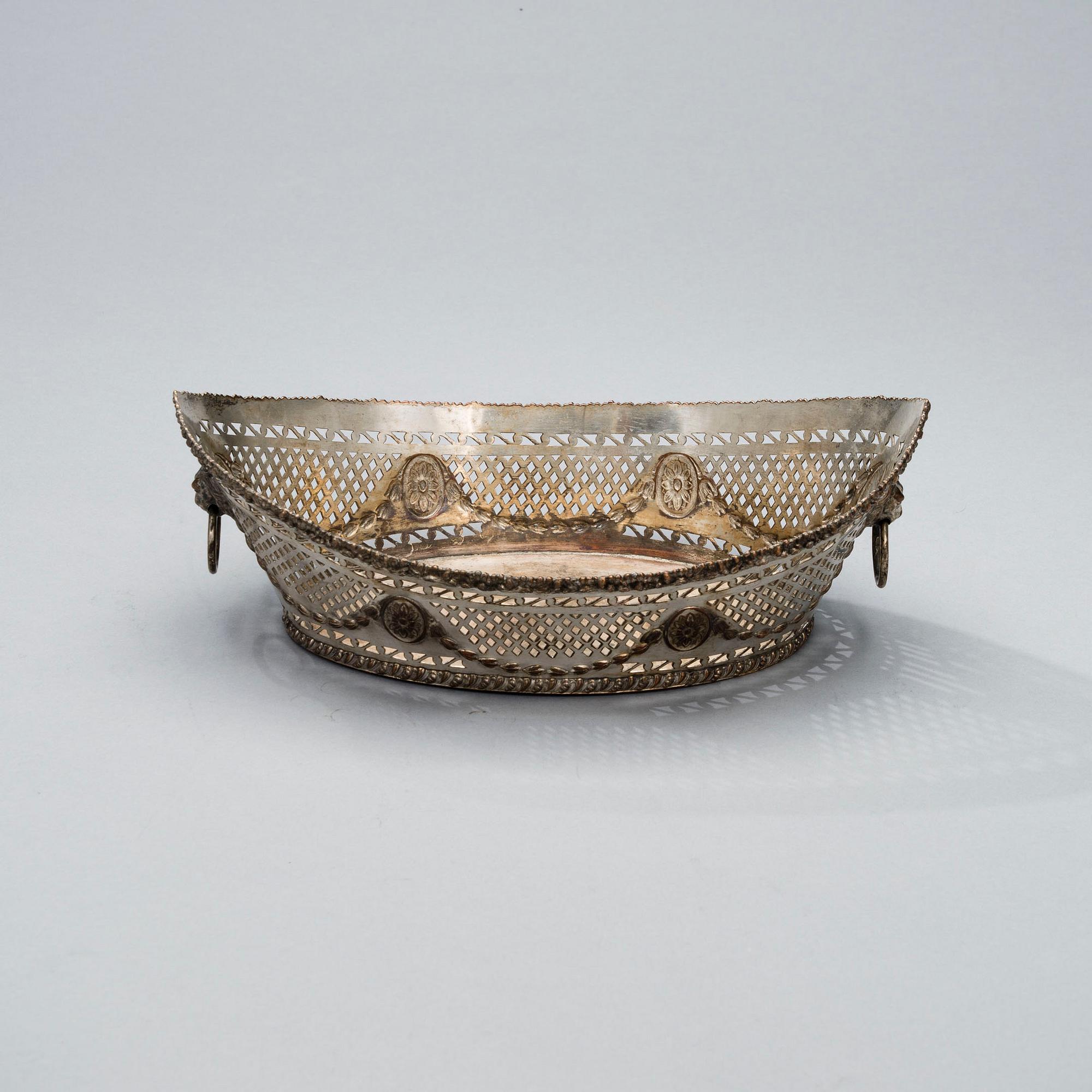 BRÖDKORGAR, ett par, försilvrad koppar, England 1800-talets slut.