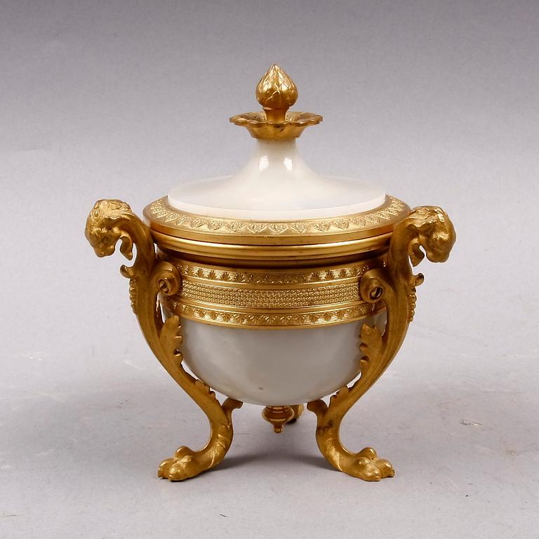 LOCKASK, mässing, alabaster, Louis XVI-stil, 1900-tal.