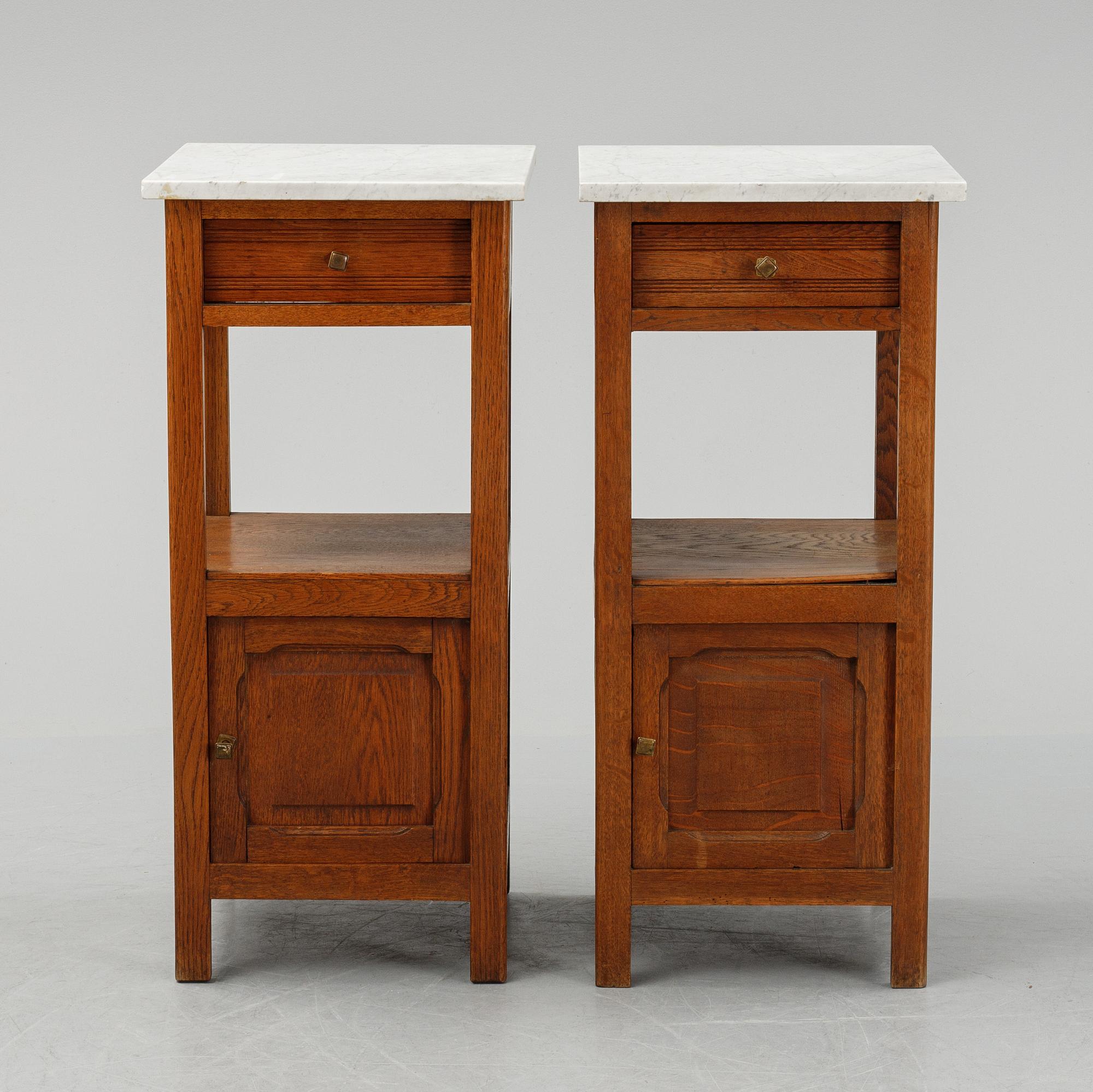 A pair od early 20th Century bedside tables.