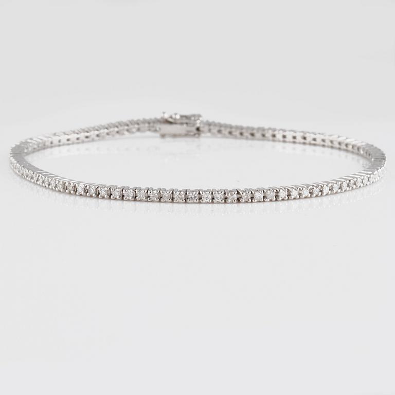 ARMBAND, 18K vitguld med briljantslipade diamanter ca 1.08 ct. Vikt 7,2 gram.