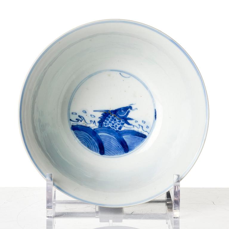 A blue and white 'four clawed dragon' bowl, Qing dynasty, Kangxi (1662-1722).