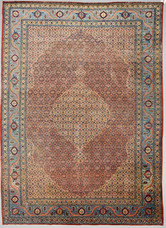 A semi-antiqie Qum carpet. Around 440 x 307 cm.