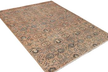 An Ushak carpet, c. 288 x 206 cm.