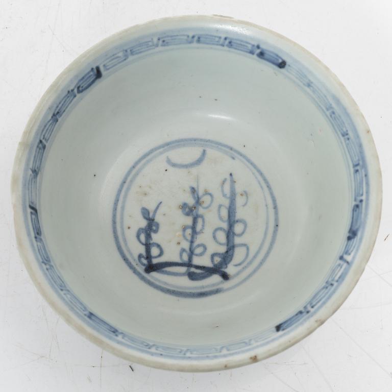 A Chinese blue and white porcelan bowl and a small vase, Ming dynasty (1368-1644).