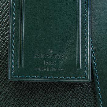 LOUIS VUITTON Green Taïga Kendall GM Travel bag.