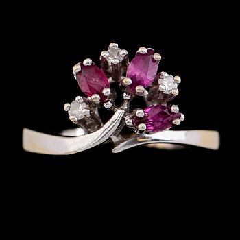 RING, 18K guld, rubiner och åttkantslipade diamanter tot ca 0.07 ct enligt gravyr. Total vikt ca 3 g.