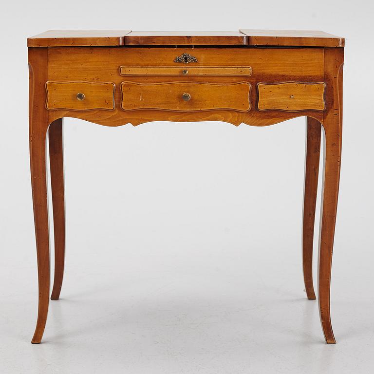 A 20th century Louis XV-style pouderuse.