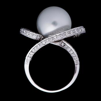 A RING, cultured South sea pearl, brilliant cut diamonds, 18K white gold.