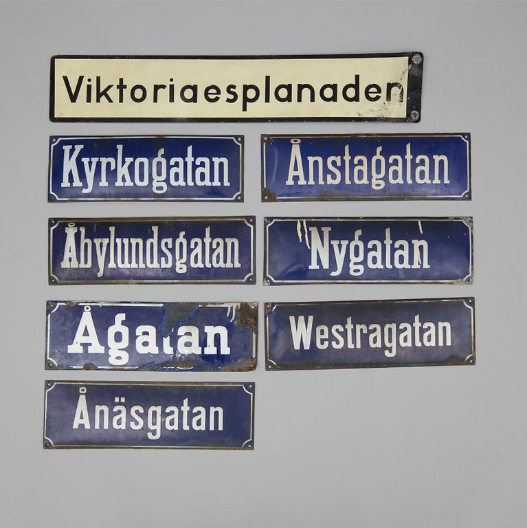 GATUSKYLTAR, 8 st, emaljerad plåt, 1900-tal.