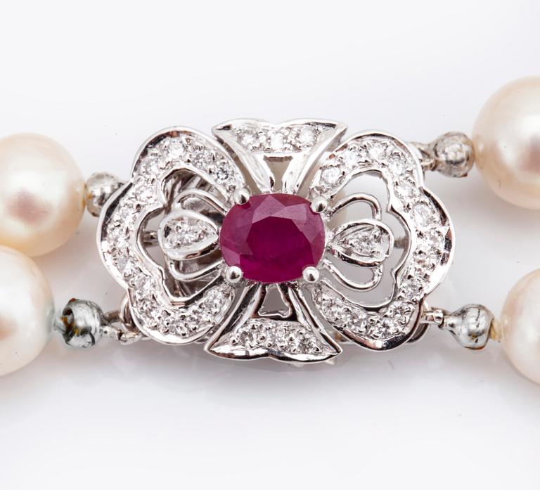 PEARL BRACELET, cultured freshwater pearls approx 7-7,5 mm, clasp 18K whitegold 1 ruby and brilliant-cut diamonds.