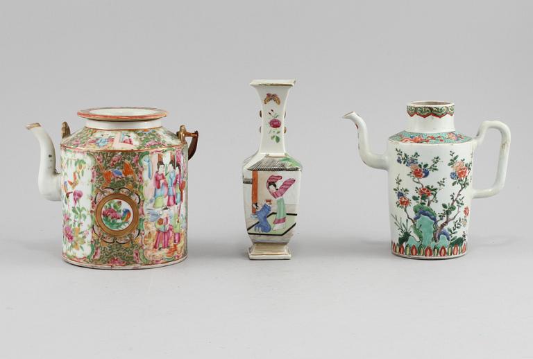 VAS samt KANNOR, 2 st, porslin, Kina, 1800-tal.