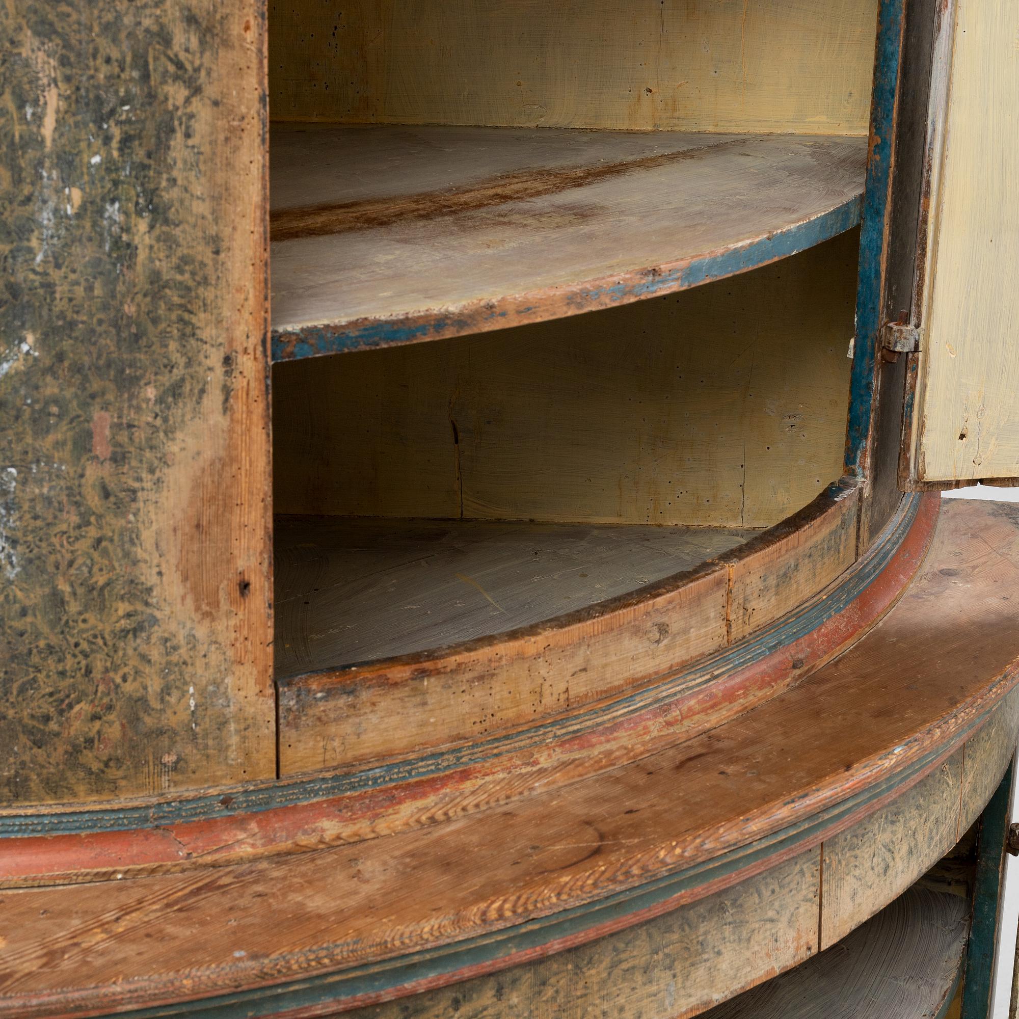 A painted corner cabinet from around the year 1800.