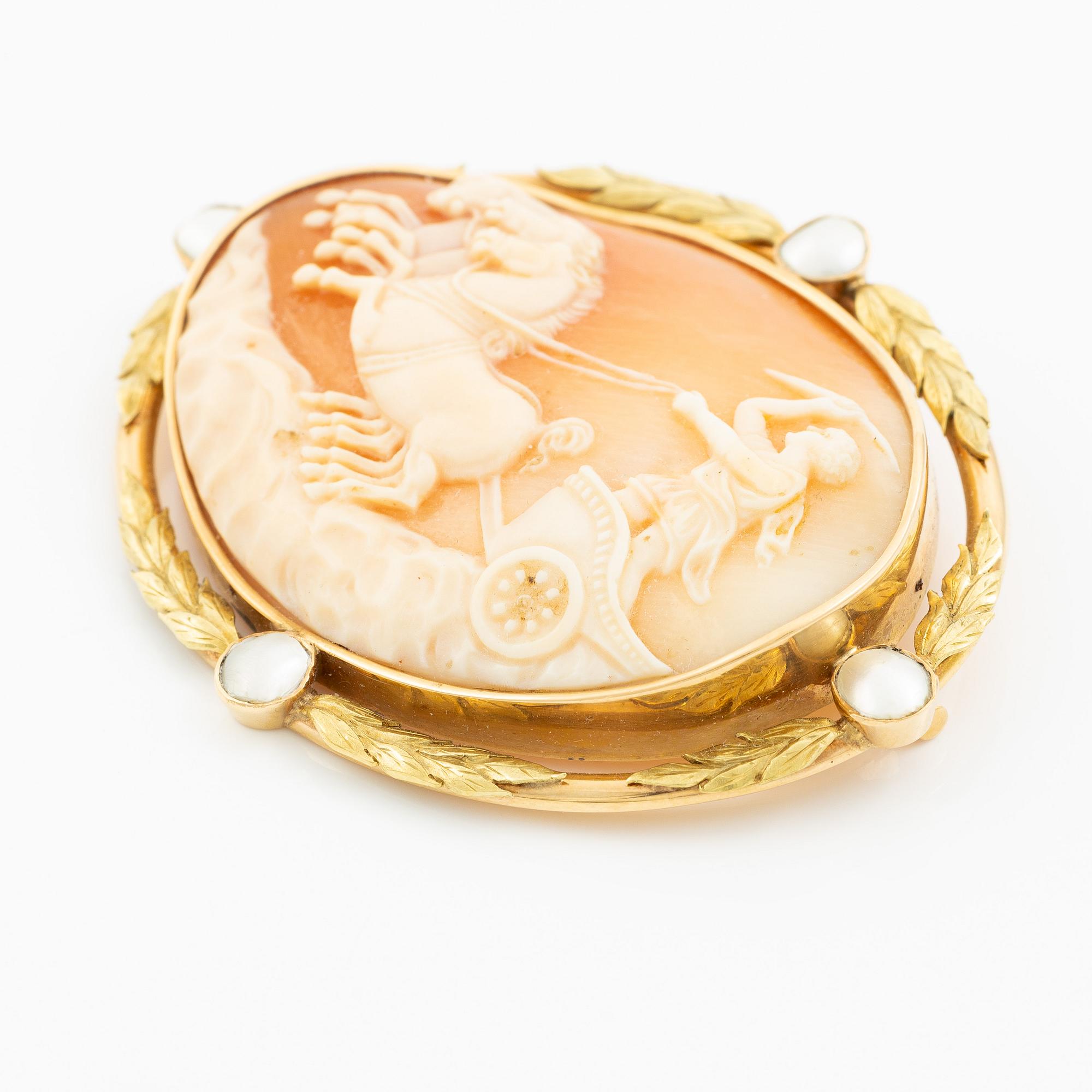 Brooch, 18K gold with shell cameo in the form of possibly Helios.