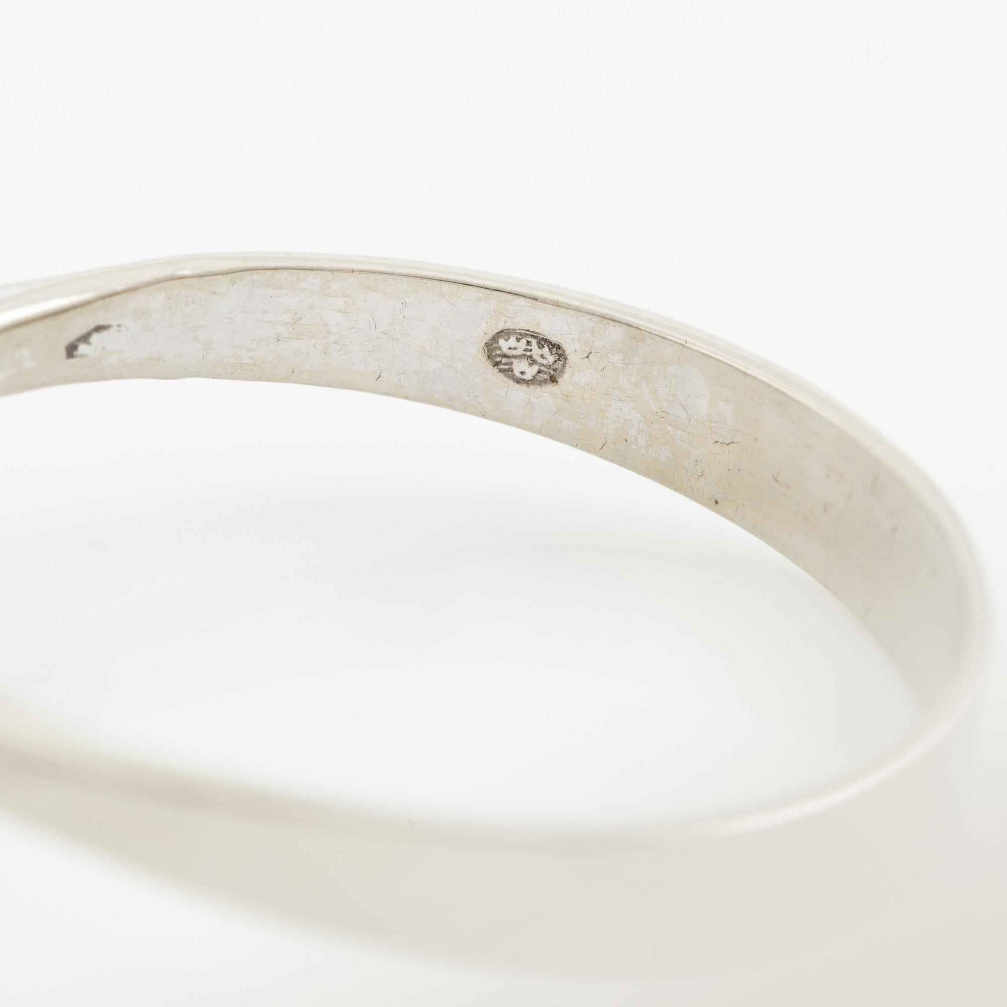 Ring 18K white gold set with a round brilliant-cut diamond.