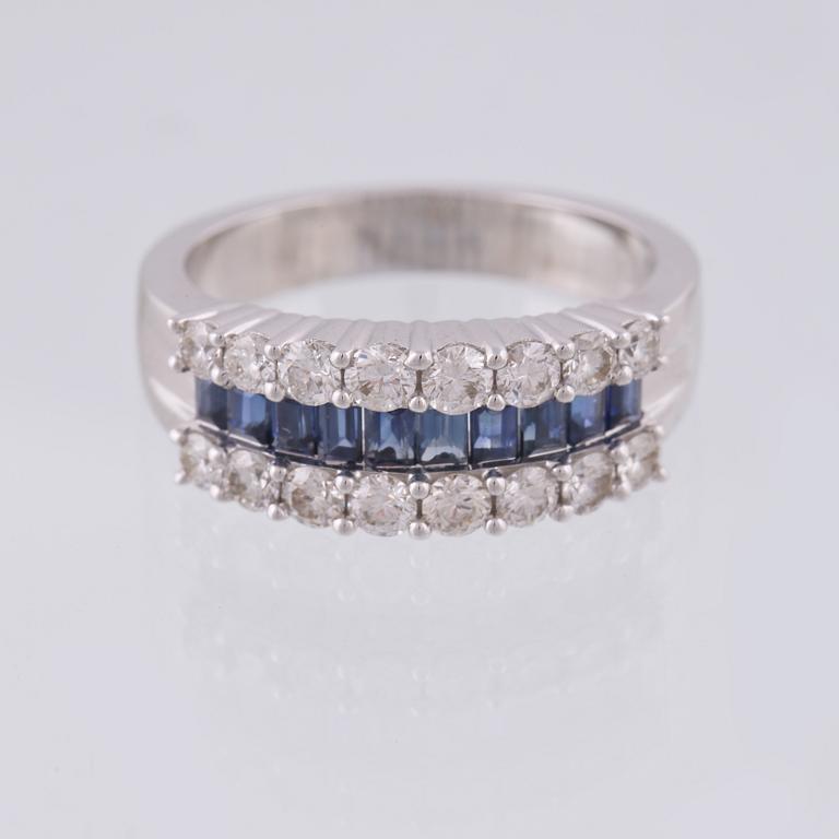 RING, 18K vitguld med 16 briljantslipade diamanter, 0.87 ct samt 10 baguetteslipade blå safirer, 0.81 ct. Vikt 7,9 gram.