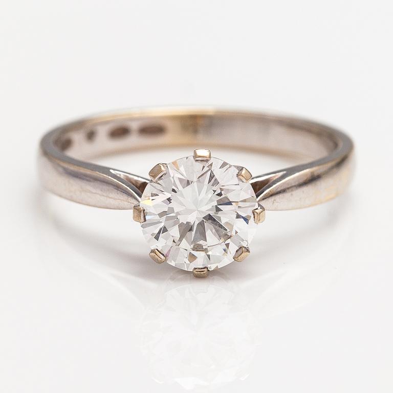 An 18K white gold ring with a ca. 1.10 ct diamond. Kalevi Piiranen, Helsinki 1982.