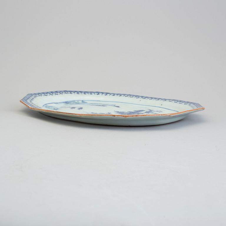 A blue and white serving dish, Qing dynasty, Qianlong (1736-95).