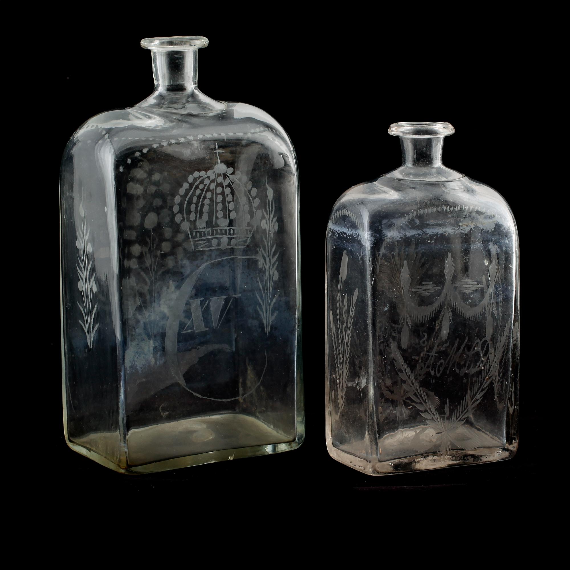 BRÄNNVINSFLASKOR, 2 st, glas, 1800-talets mitt.