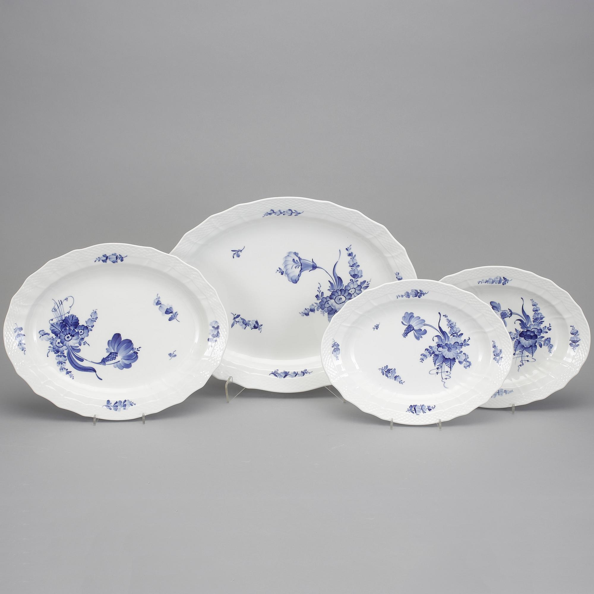 SERVISPORSLIN, porslin, 82 delar, "Blå Blomst" Royal Copenhagen, Danmark.