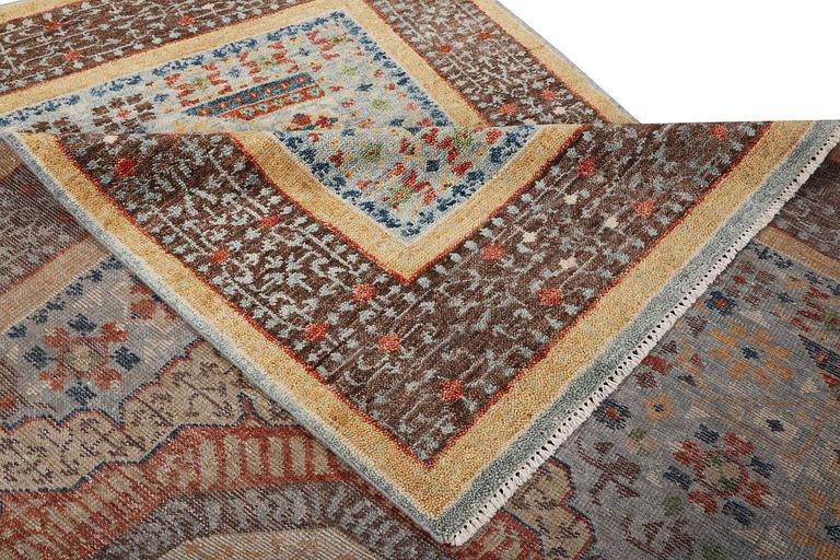 An oriental carpet with Mamluk design, c. 356 x 255 cm.