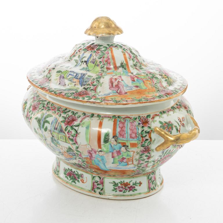 A large Chinese famille rose porcelain Canton tureen with cover, Qing dynasty, 19th century.