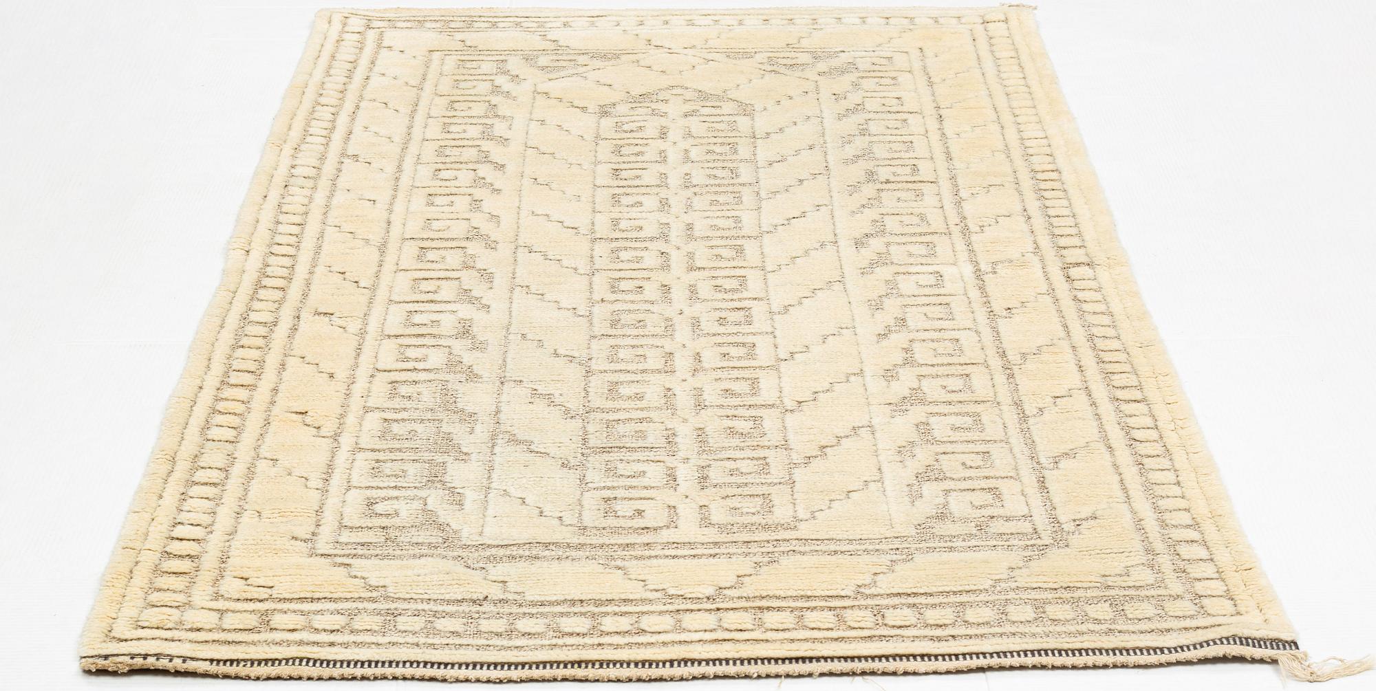 Märta Måås-Fjetterström, matta "Vita spetsporten", reliefflossa, ca 252 x 150 cm, signerad AB MMF.