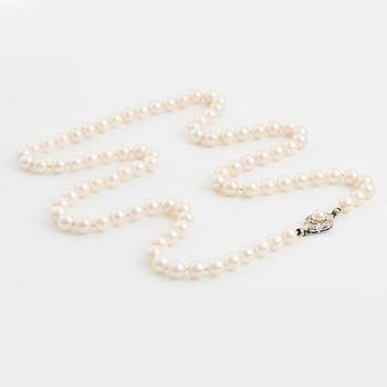 Pärlcollier, odlade pärlor, lås silver med vita stenar.