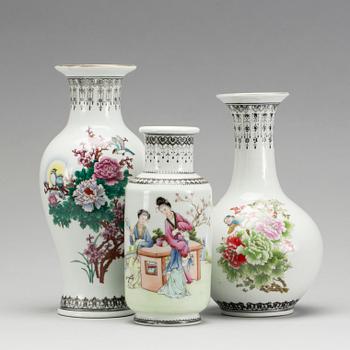 VASER, 3 st, porslin, Kina omkring 1900-talets mitt.