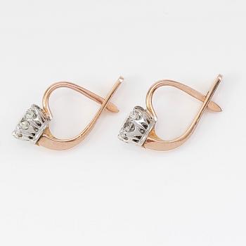 ÖRHÄNGEN, 1 par, 14K guld, briljantslipade diamanter tot ca 1.00 ct, ryska stämplar CF.